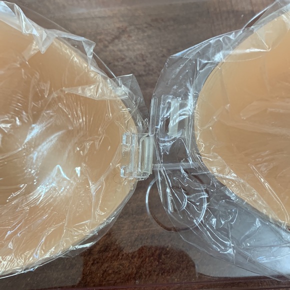 Adhesive bra - Picture 3 of 6